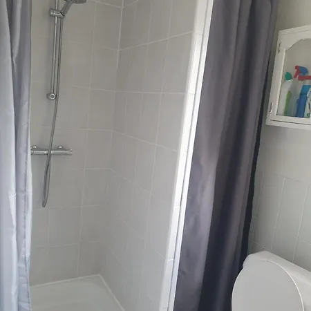 De Plus De 25m² Pour 4 A 6 Personnes. * Cauterets